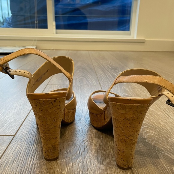 Size 8.5 Adrienne Vittadini cork heels - Picture 3 of 8